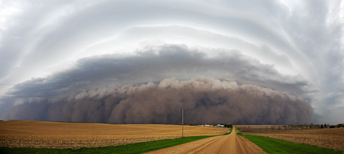A windstorm kicked up a massive cloud of soil and dust that traveled through the eastern part of South Dakota and into Minnesota in May 2022. Experts estimate the storm stripped away 1-2 mm of soil from farms across the state. Photo by Christian Begeman.